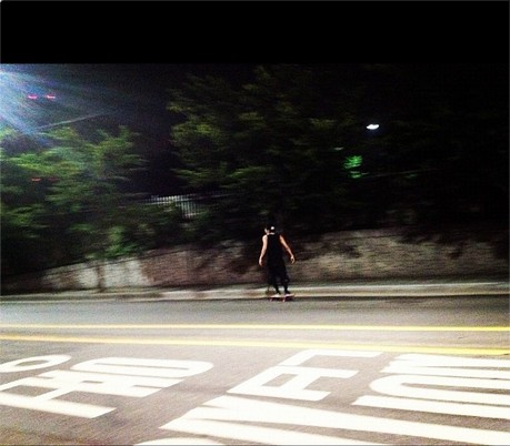 BIGBANG G-Dragon 溜滑板