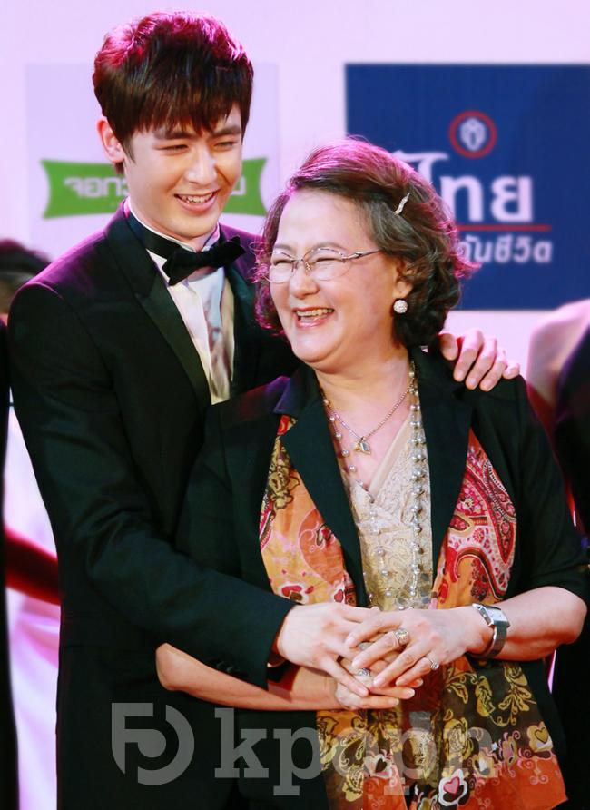 Nichkhun 跟媽媽 (kpopn)