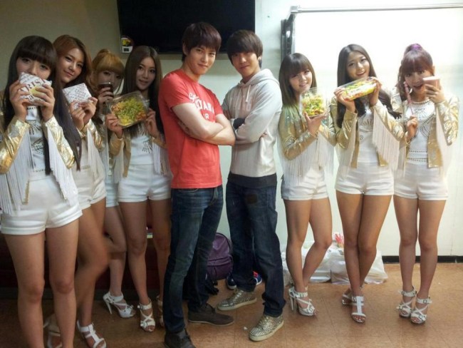CNBLUE 宗泫、容和給 AOA 應援