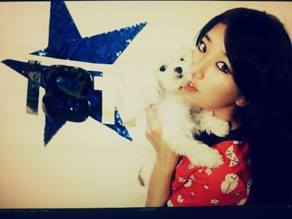 Suzy 與狗狗 Damon 合照