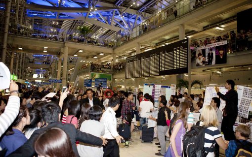 金在中 泰國1500名歌迷接機