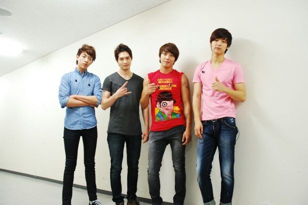 CNBLUE 後台合照