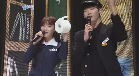 IU、李鐘奭穿制服