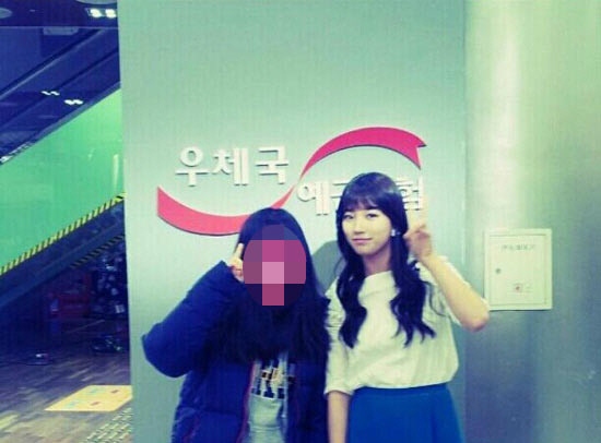 Suzy 郵局與粉絲合照
