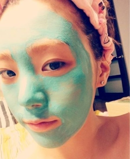 敷面膜的 Lizzy