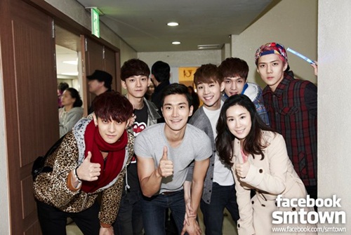 Super Junior 演唱會後台,藝人合照 Super Junior 演唱會後台,藝人合照