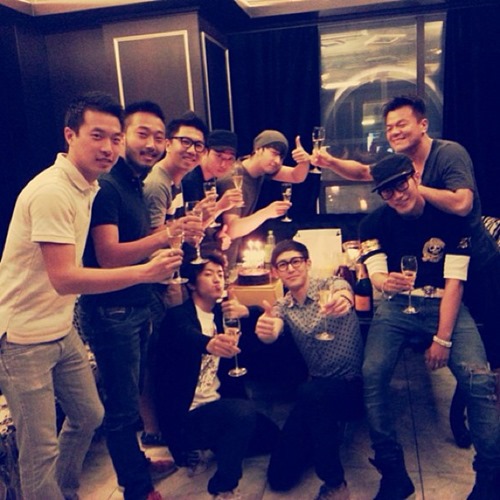2PM 為 Nichkhun 慶生