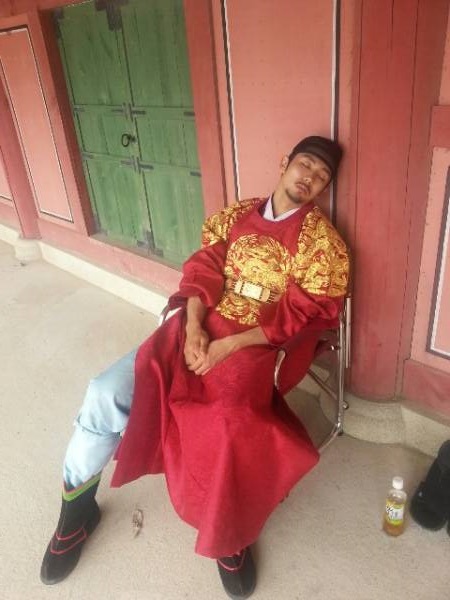 瑟雍 (片場睡倒)