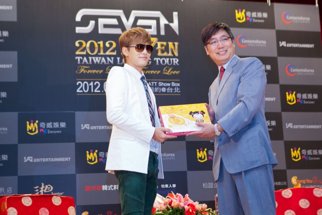 SE7EN 與寶佑餅 SE7EN 與寶佑餅