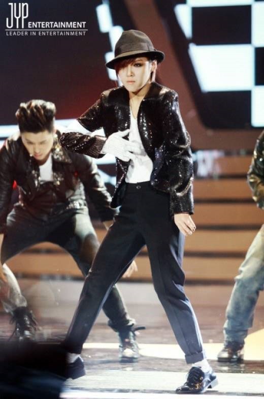 Min 模仿 Michael Jackson