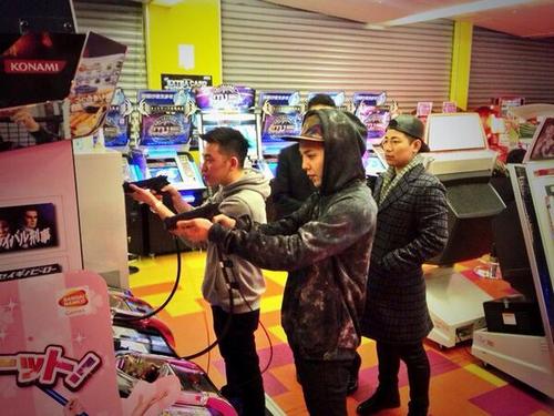 G-Dragon 玩遊戲機