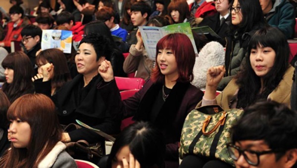 Minzy 參加白石大學入學式