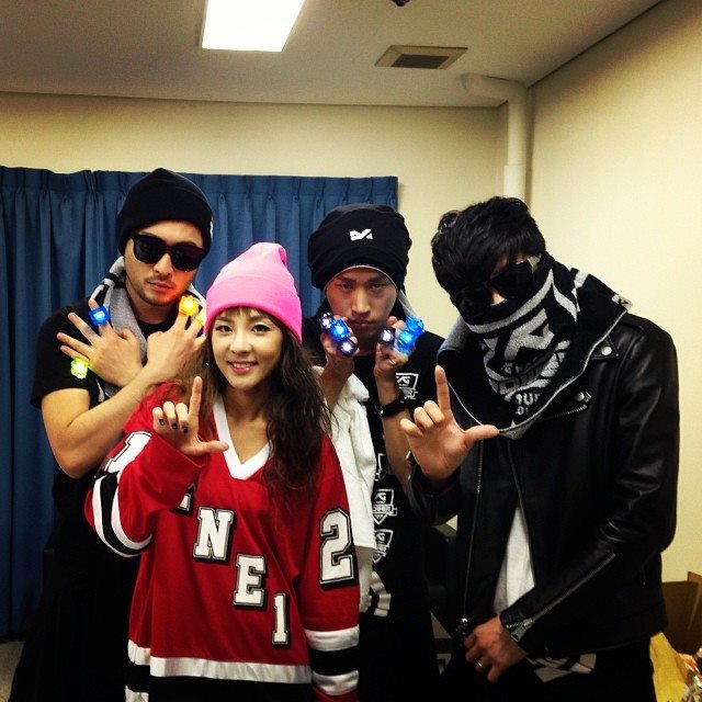 Dara 與 EpikHigh 合照 