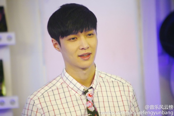 LAY《音樂風雲榜》代班主持花絮照