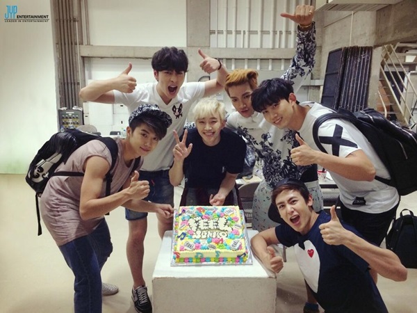 2PM 慶祝俊昊新輯一位 2PM 慶祝俊昊新輯一位