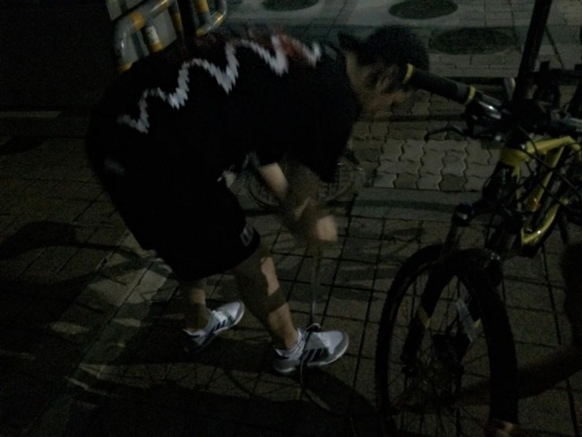 昇昊為 Mir 腳踏車打氣