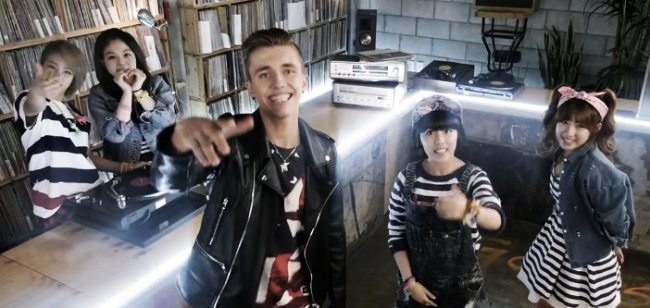 Tiny-G、Ian Thomas 
