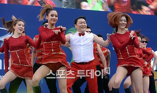2014 YG Family (PSY) 2014 YG Family (PSY)