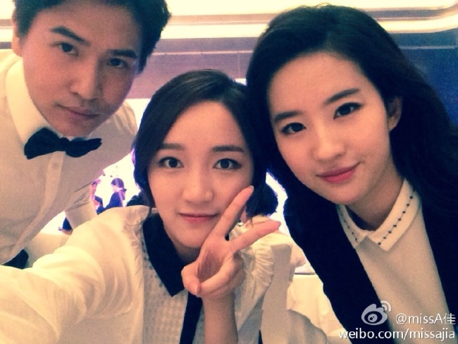 Jia《第三種愛情》殺青 (with 歐漢聲 & 劉亦菲) Jia《第三種愛情》殺青 (with 歐漢聲 & 劉亦菲)