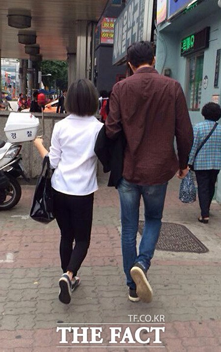 Luna 與某男子互動親蜜 Luna 與某男子互動親蜜