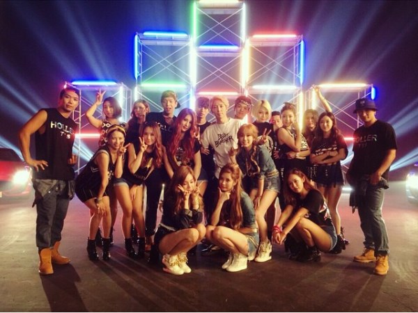 TaeTiSeo、工作人員合照 (太妍 Instagram) TaeTiSeo、工作人員合照 (太妍 Instagram)