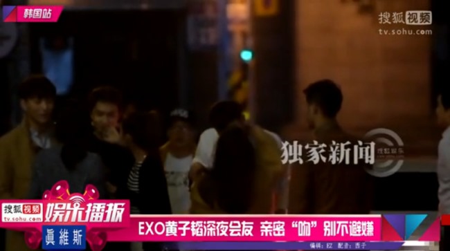 TAO 與女性友人互動親密 TAO 與女性友人互動親密