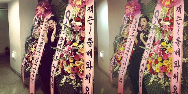 Jackson 與 "Roommate" 送的花環合照 Jackson 與 "Roommate" 送的花環合照