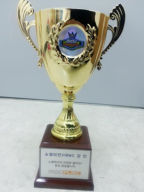 強仁《Show Champion》感謝獎盃