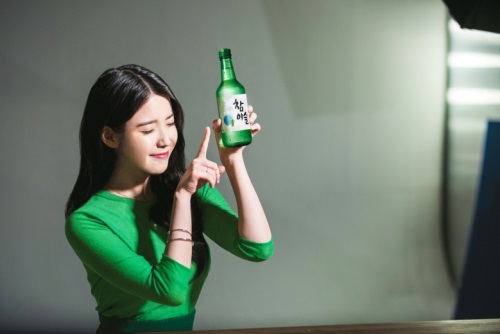 IU 真露燒酒 代言照
