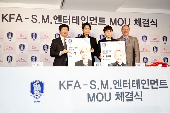 KAI、XIUMIN 參加與足球協會簽約儀式 KAI、XIUMIN 參加與足球協會簽約儀式