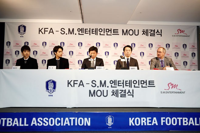 KAI、XIUMIN 參加與足球協會簽約儀式 KAI、XIUMIN 參加與足球協會簽約儀式