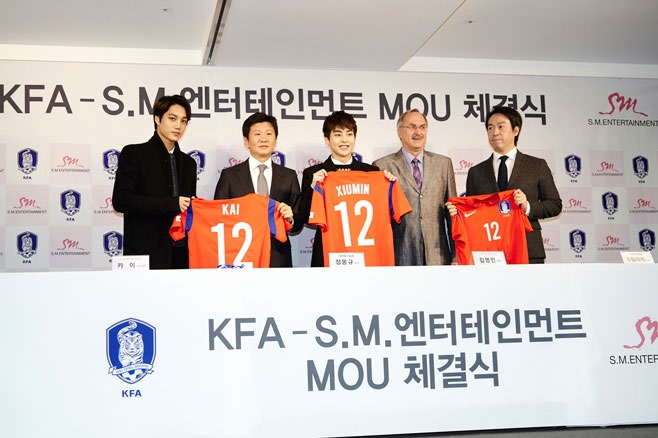 KAI、XIUMIN 參加與足球協會簽約儀式 KAI、XIUMIN 參加與足球協會簽約儀式