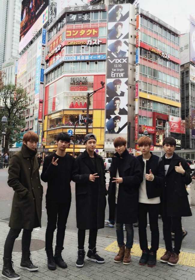 VIXX 在澀谷與大型廣告合照