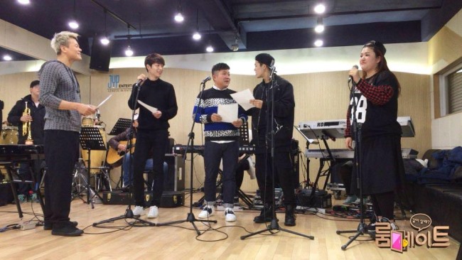 徐康俊、曹世鎬、李國主、Jackson 在 JYP 練團室練唱