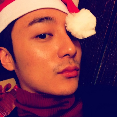 Roy Kim (聖誕帽)