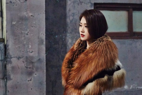 嘉允《Cold Rain》MV 劇照 嘉允《Cold Rain》MV 劇照