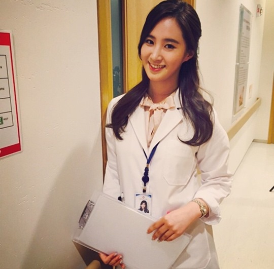 Yuri 變身美女醫生