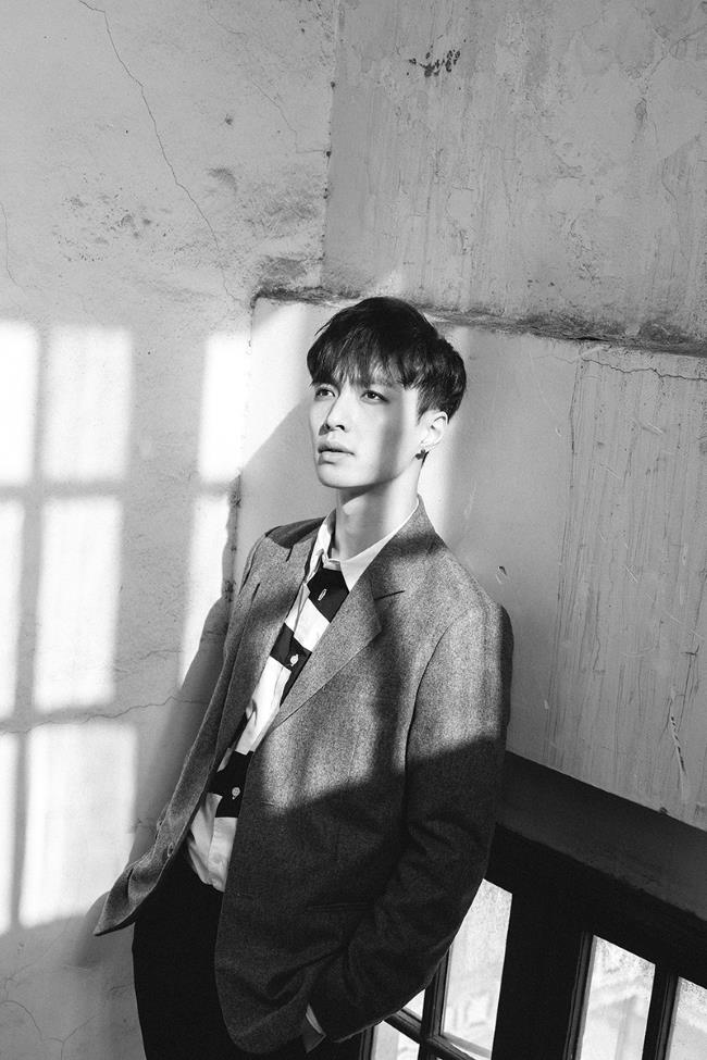 EXO《EXODUS》概念照：LAY