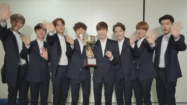 EXO《Show Champion》一位 (4/8 / 八人)