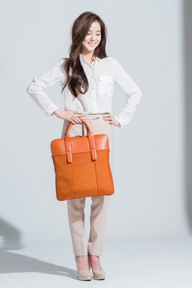 Kim Ji Soo 的 Samsonite RED 側拍照