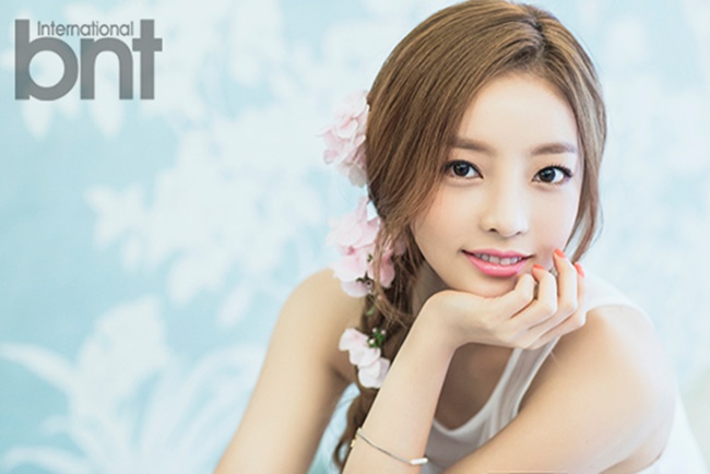 荷拉《International bnt》畫報