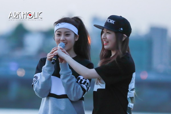 THE ARK 漢江 FM 照片:YUNA KIM、載寅 (來源:ArkHolic)