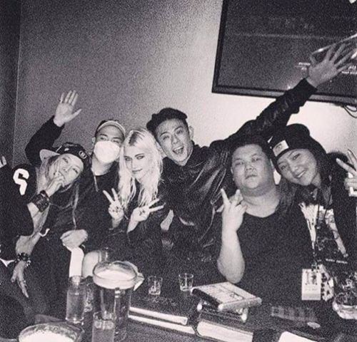 Beenzino 與 Stefanie Michova 與友人