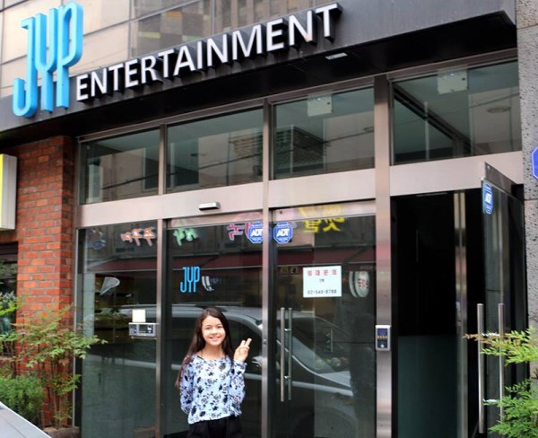 Lily M 與 JYP 大樓