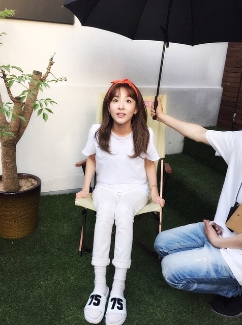 Dara 與演員椅、雨傘