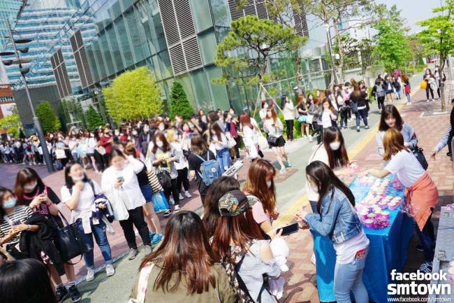 EXO 準備冰淇淋送粉絲 EXO 準備冰淇淋送粉絲