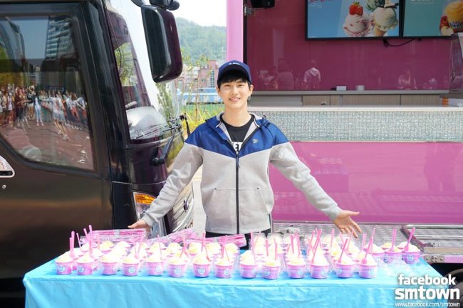 EXO 準備冰淇淋送粉絲 (Su Ho)