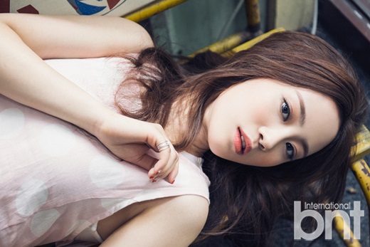 齡智《International bnt》畫報