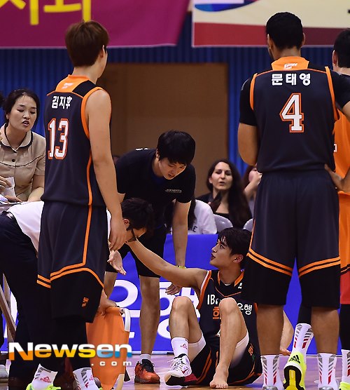 珉豪 籃球比賽 受傷