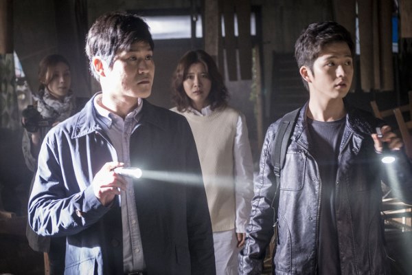 金成均、裕善《退魔:巫女窟》劇照 金成均、裕善《退魔:巫女窟》劇照